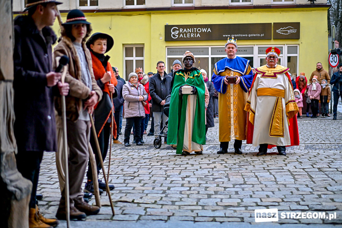 Trzej Mędrcy pojawili się na ulicach  Strzegomia [FOTO] 